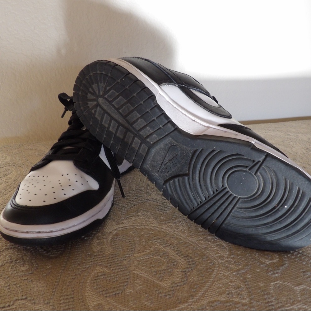 Nike Black and White Dunk Low Trainers - Picture 2 of 4